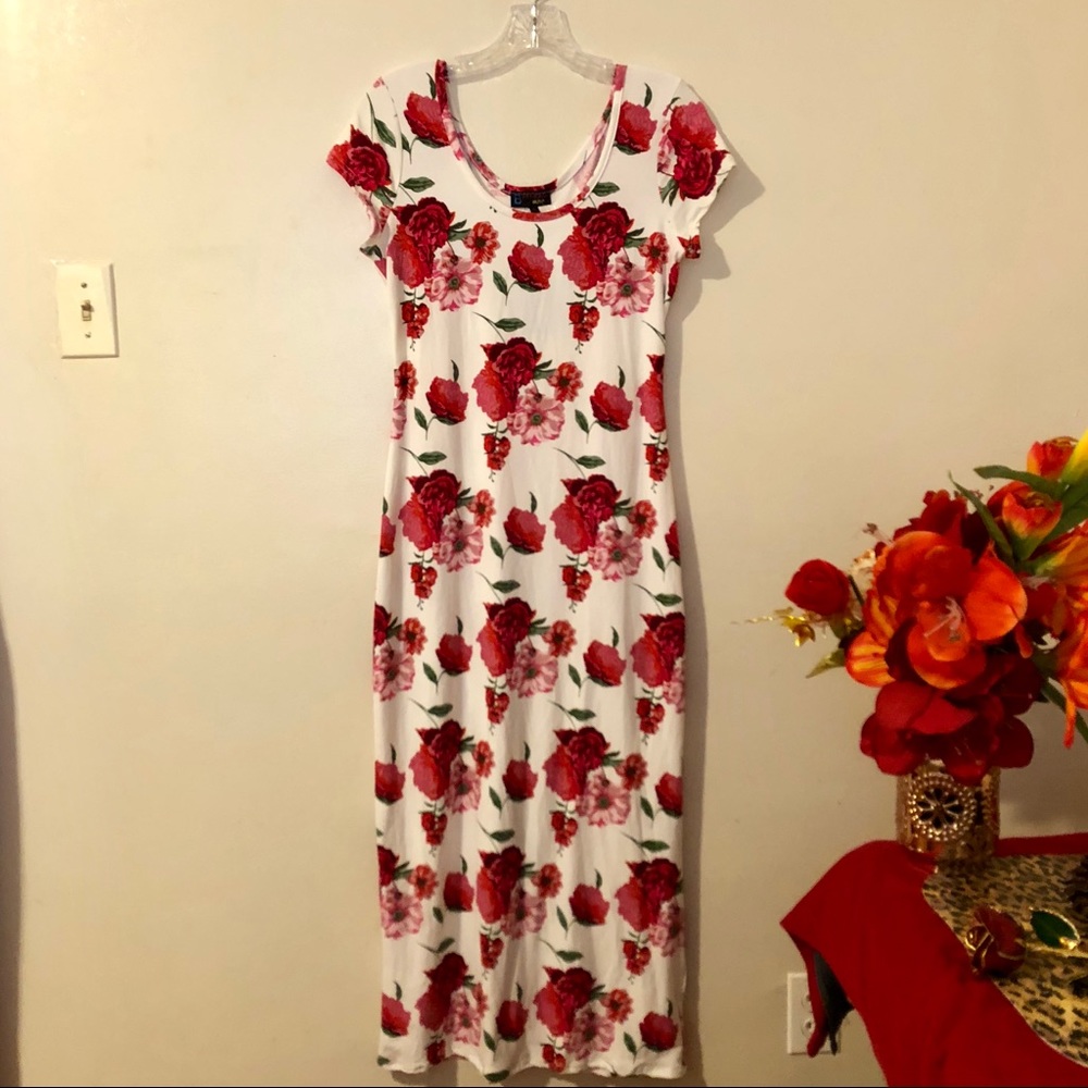 ❌🚫SOLD🚫❌Floral Body Contouring Maxi Dress - Picture 5 of 8